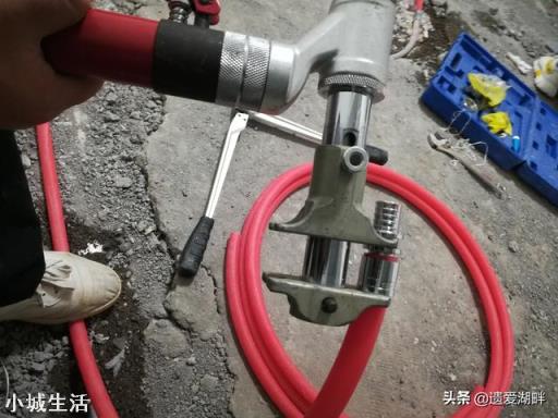地暖漏了，可以用铜接头接吗？