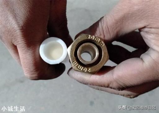 地暖漏了，可以用铜接头接吗？