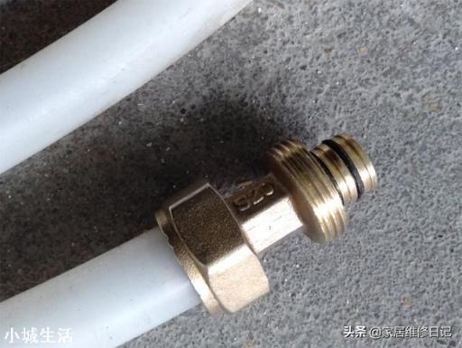 地暖漏了，可以用铜接头接吗？