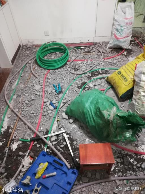 地暖漏了，可以用铜接头接吗？