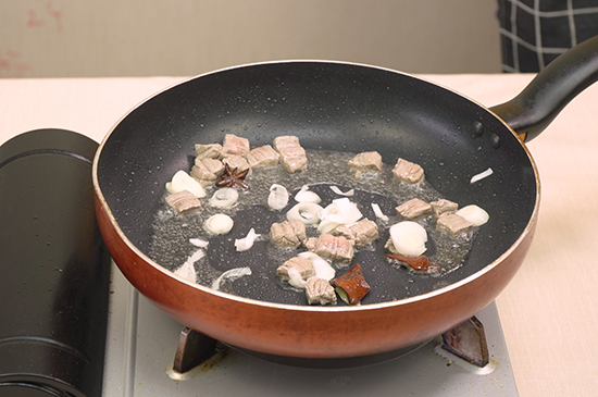 牛肉炖萝卜的做法