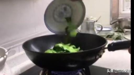 炒青菜要不要加生抽？