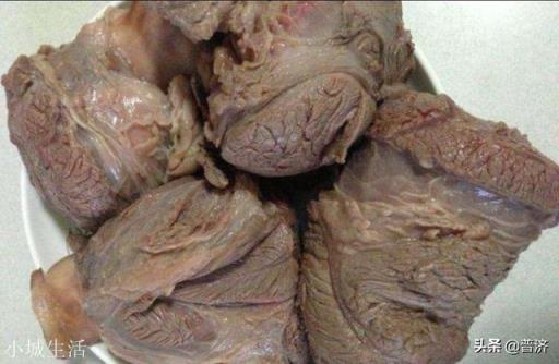 怎样把大块牛肉煮熟后切片后像猪肉一样软烂不塞牙？饭店是不是加硝盐或小苏打腌后再煮的？