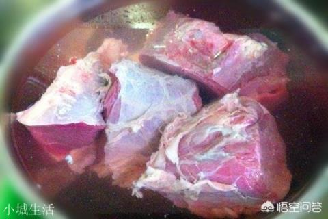 怎样把大块牛肉煮熟后切片后像猪肉一样软烂不塞牙？饭店是不是加硝盐或小苏打腌后再煮的？