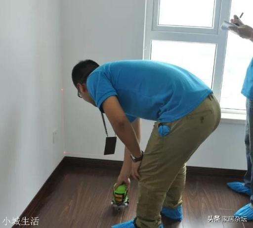 裝修房子貼完瓷磚，客廳發(fā)現(xiàn)前面寬點后面窄，一面墻不直。怎么辦？