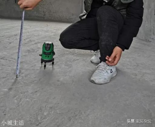 裝修房子貼完瓷磚，客廳發(fā)現(xiàn)前面寬點后面窄，一面墻不直。怎么辦？