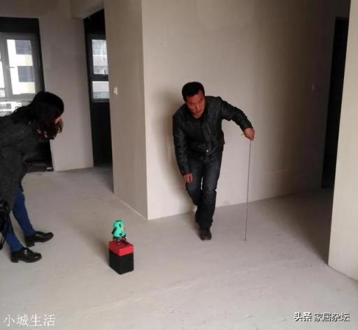 裝修房子貼完瓷磚，客廳發(fā)現(xiàn)前面寬點后面窄，一面墻不直。怎么辦？