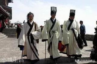 和尚，道士，儒生，三个人静坐时，有蚊子咬他们，分别有什么反应？