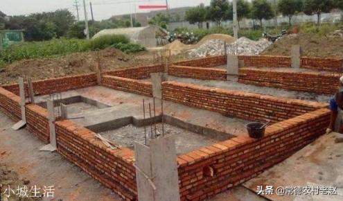 农村建房有人花好几万做钢筋混凝土基础，而有的却只花很少钱打几根柱，差距到底在哪？