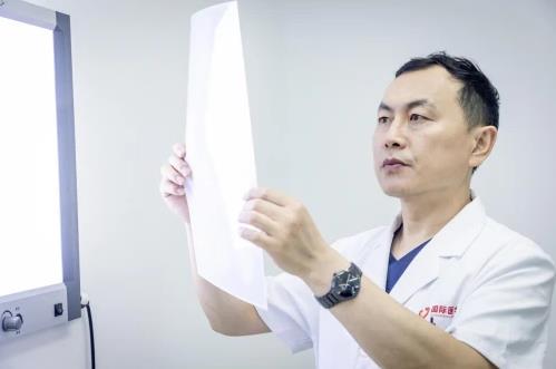 西安国际医学中心整形医院颌面外科主任籍建华用医疗技术创作颌面艺术