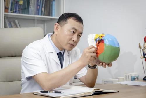 西安国际医学中心整形医院颌面外科主任籍建华用医疗技术创作颌面艺术