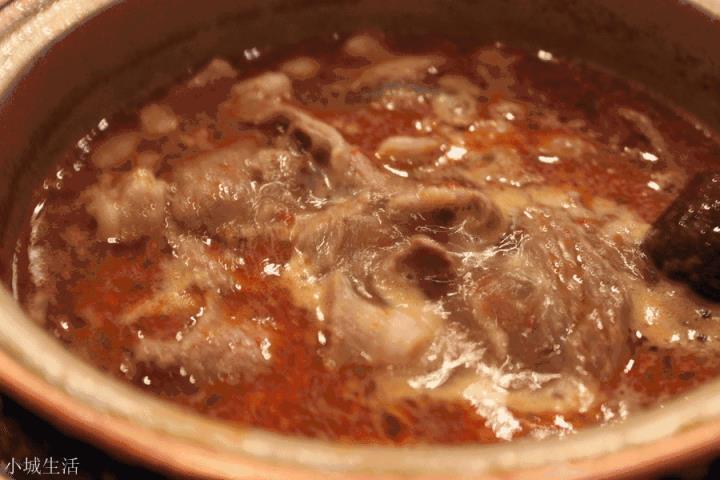 为什么吃火锅时，有的羊肉一煮就有白沫，而有的却没有？