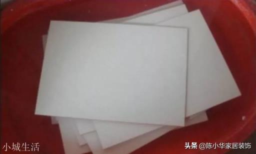 墙上刷背胶要浇水吗？