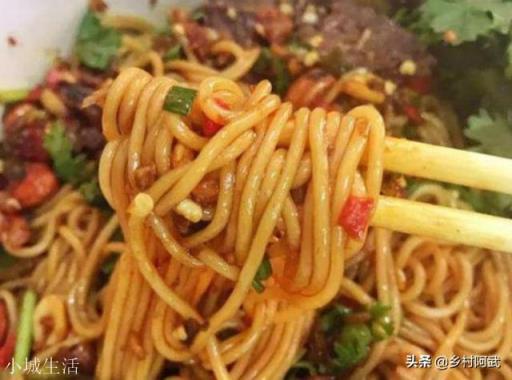 南昌拌粉是南昌特色美食之一，所拌的酱油是如何调制或操作的？