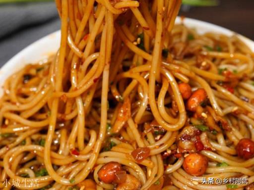 南昌拌粉是南昌特色美食之一，所拌的酱油是如何调制或操作的？