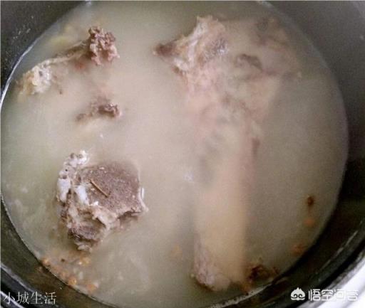 面馆如何熬制骨头汤？
