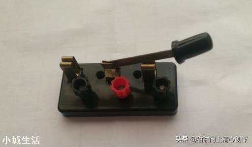 一个灯两个开关控制如何接线？