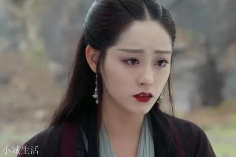 倚天屠龙记中黄衫女子为什么要在少林寺出手重伤周芷若，让峨眉派丢脸呢？这个问题，各位是如何看待的？