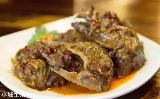 下个月要去成都旅游，成都有哪些美食一定不能错过？