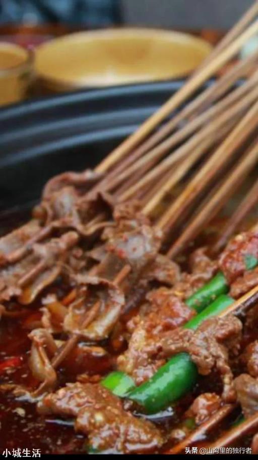 下个月要去成都旅游，成都有哪些美食一定不能错过？