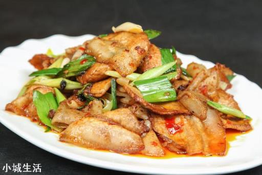 下个月要去成都旅游，成都有哪些美食一定不能错过？
