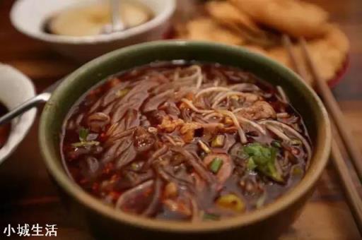 下个月要去成都旅游，成都有哪些美食一定不能错过？