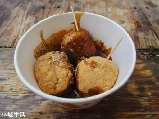 下个月要去成都旅游，成都有哪些美食一定不能错过？