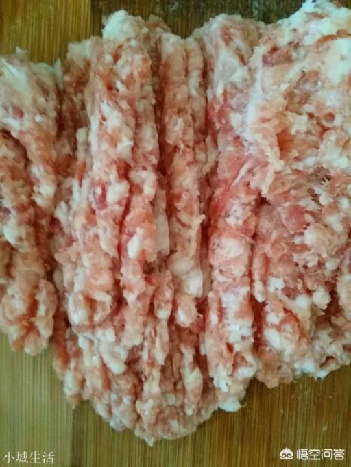 饺子馅里到底该不该加水，为什么？