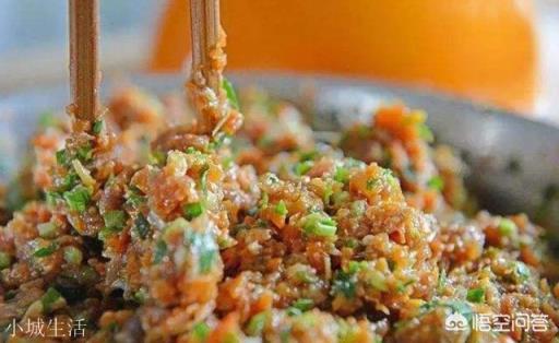 饺子馅里到底该不该加水，为什么？