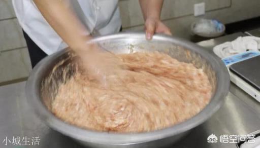 饺子馅里到底该不该加水，为什么？