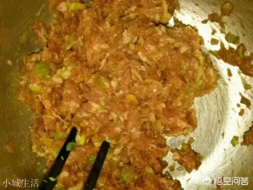 饺子馅里到底该不该加水，为什么？