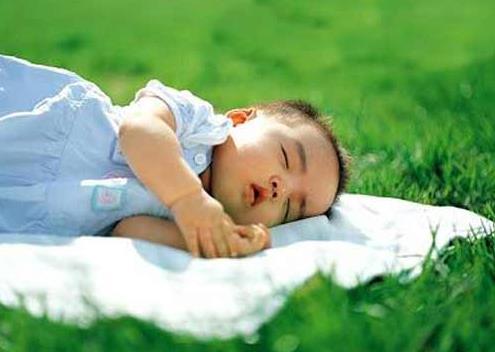 婴儿湿疹能用红霉素软膏擦吗？婴儿湿疹为什么会越长越多？
