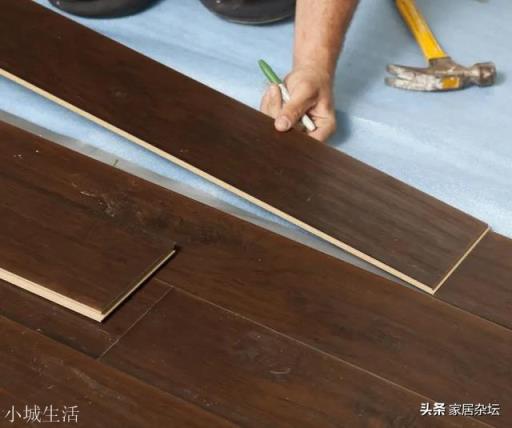 现在实木地板都是怎么铺的？好像很多不打龙骨安装，这是为什么？