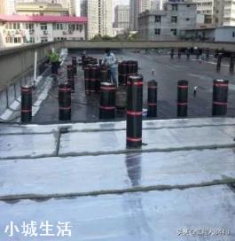 楼顶漏水，可以用铺瓷砖或者是打水磨石的方法防漏吗？