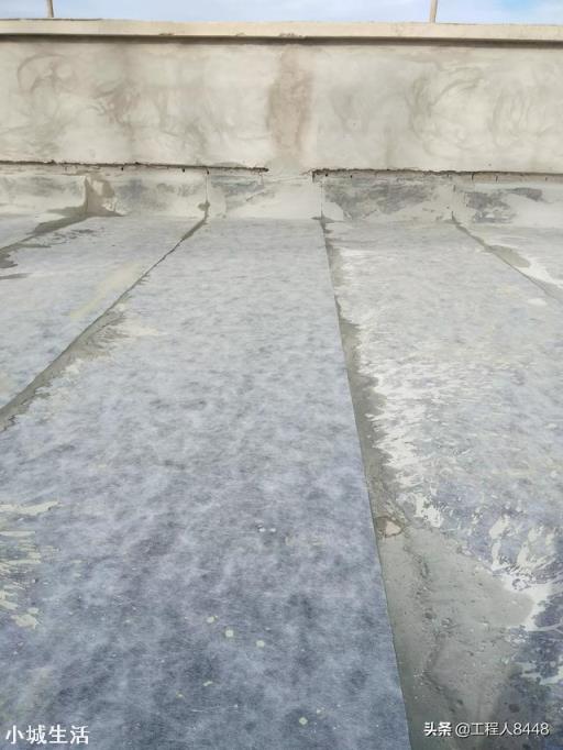 楼顶漏水，可以用铺瓷砖或者是打水磨石的方法防漏吗？