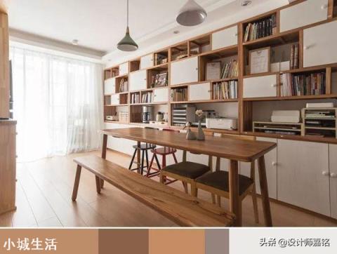 雾霾蓝的沙发背景墙和墨绿色的主卧背景墙在软装颜色上怎么搭配呢?