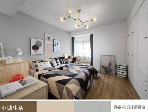 雾霾蓝的沙发背景墙和墨绿色的主卧背景墙在软装颜色上怎么搭配呢?