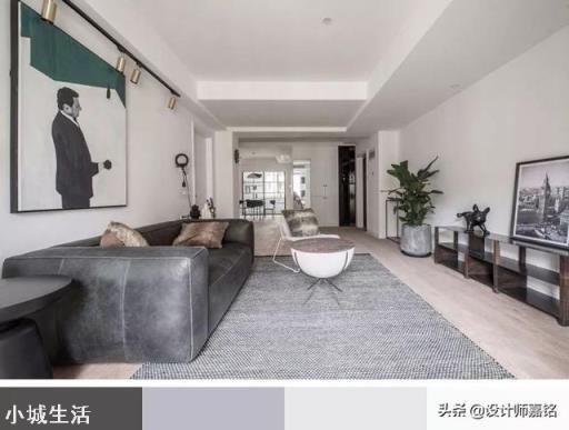 雾霾蓝的沙发背景墙和墨绿色的主卧背景墙在软装颜色上怎么搭配呢?