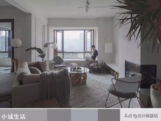 雾霾蓝的沙发背景墙和墨绿色的主卧背景墙在软装颜色上怎么搭配呢?