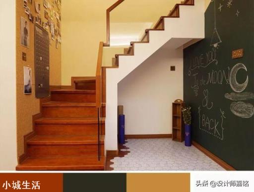 雾霾蓝的沙发背景墙和墨绿色的主卧背景墙在软装颜色上怎么搭配呢?