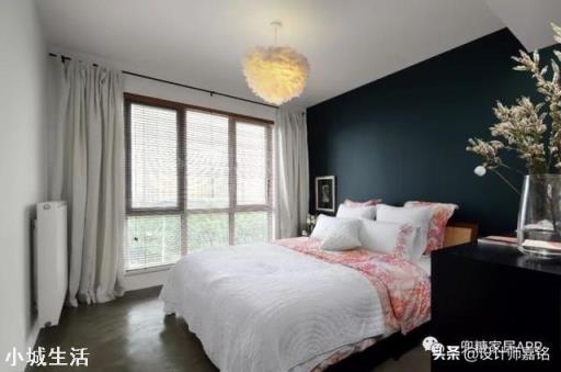 雾霾蓝的沙发背景墙和墨绿色的主卧背景墙在软装颜色上怎么搭配呢?