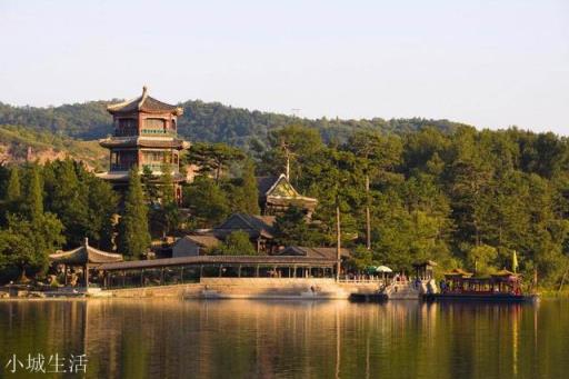 承德避暑山庄是经过几代皇帝修建完成的呢？