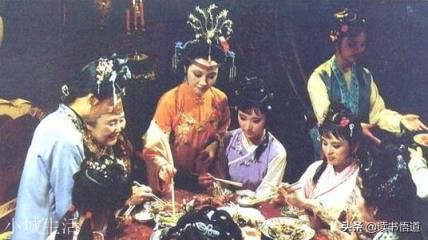 黛玉进府和宝钗进府的区别是什么？
