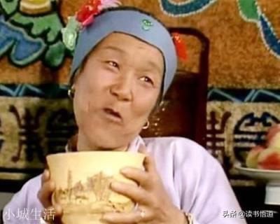 《红楼梦》中尊贵的贾母为什么会请卑微的刘姥姥逛大观园呢？