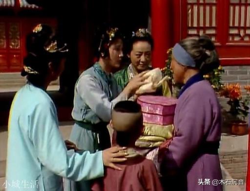 《红楼梦》中尊贵的贾母为什么会请卑微的刘姥姥逛大观园呢？
