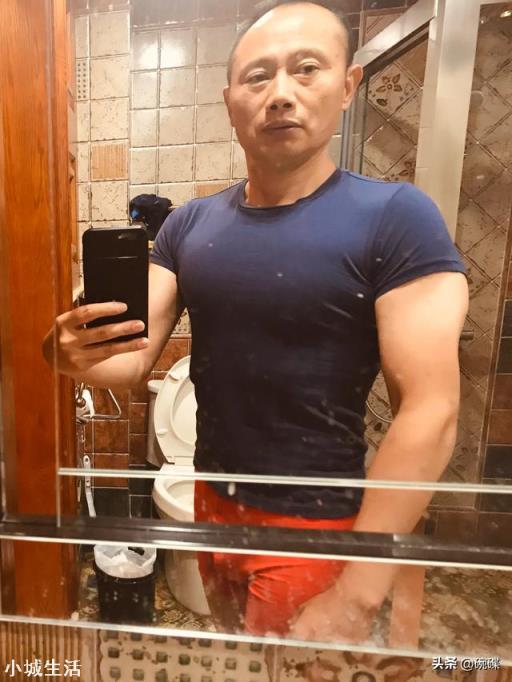 我55岁能做30个俯卧撑，请问练习多久能做50个，如何练习？