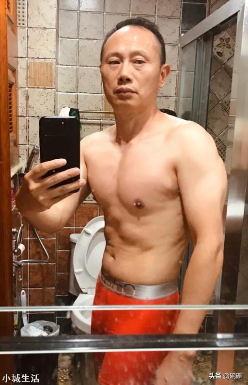 我55岁能做30个俯卧撑，请问练习多久能做50个，如何练习？