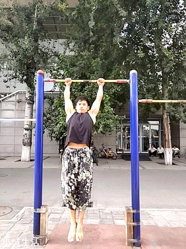 为什么标准的引体向上可以拉15个左右。双力臂拉不上去。最多拉到胸与杆同高就使不上力了？