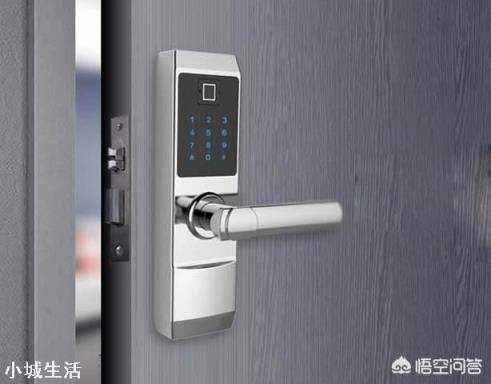 我家今天遭受小偷了，门被撬了。想问问大家哪个门比较好，或者有什么安全的建议？