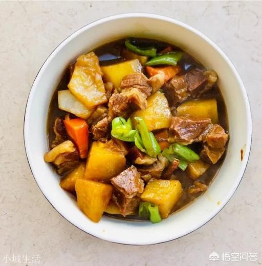 炖牛腩需放什么料？